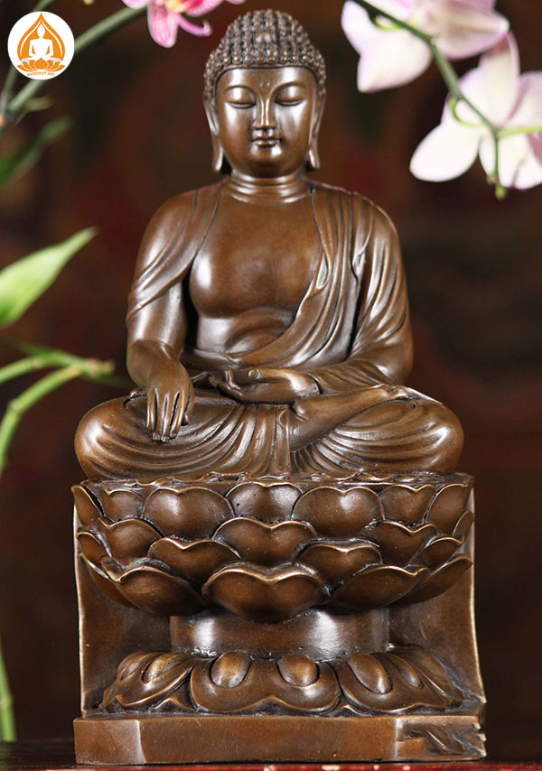 Tượng Phật đồng: Với chiếc tượng Phật đồng đẹp mắt này, bạn sẽ được trải nghiệm sự thanh tịnh và sự bình an cho tâm hồn mình. Tượng được thiết kế với đường nét mềm mại, chi tiết chạm trổ tinh xảo, chắc chắn sẽ mang lại cho bạn cảm giác yên bình và sự trang trọng.